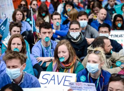 ​英国医疗界罢工接龙：继护士、救护车工作人员后 医生也参与了