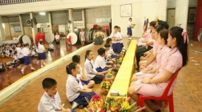 ​泰国不跪拜国王有罪吗(泰国见国王为什么要跪拜)