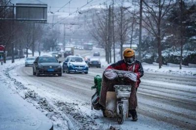​极寒天气该不该点外卖？媒体：让骑手有保障有尊严是最好回馈