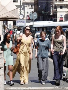 ​安吉丽娜·朱莉携女儿逛街，气质夺人霸气十足