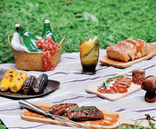 1、如果要在野外露营,一定要事先准备好食物和饮用水。