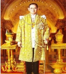 ​泰国国王普密蓬传奇的一生——泰国人民的守护神