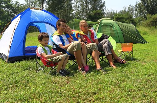 3、露营时,可以自己带着帐篷去露营,这样做不仅可以自己烧烤,还能招待好朋友。