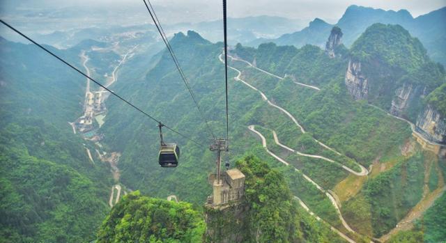 世界上最高的一条玻璃栈道, 海拔1430米, 不少游人都慕名而来!