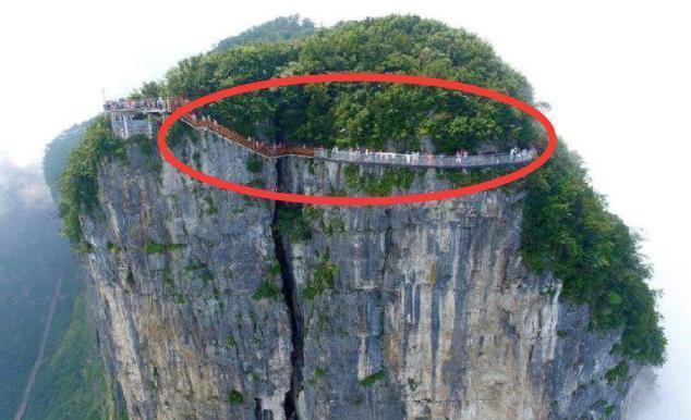 世界上最高的一条玻璃栈道, 海拔1430米, 不少游人都慕名而来!