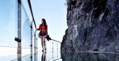 ​世界上最高的一条玻璃栈道, 海拔1430米, 不少游人都慕名而来!