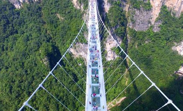 世界上最高的一条玻璃栈道, 海拔1430米, 不少游人都慕名而来!