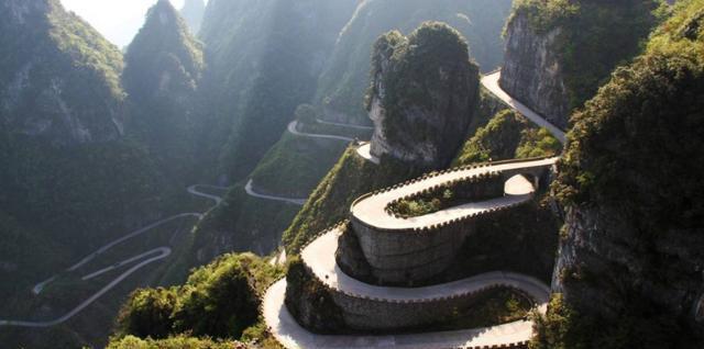 世界上最高的一条玻璃栈道, 海拔1430米, 不少游人都慕名而来!