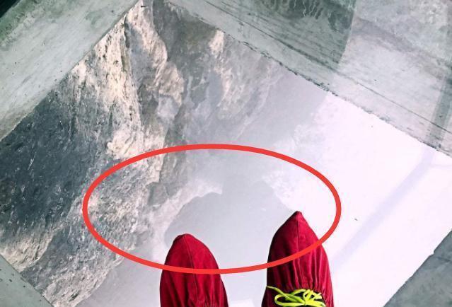 世界上最高的一条玻璃栈道, 海拔1430米, 不少游人都慕名而来!