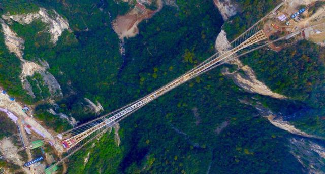 世界上最高的一条玻璃栈道, 海拔1430米, 不少游人都慕名而来!