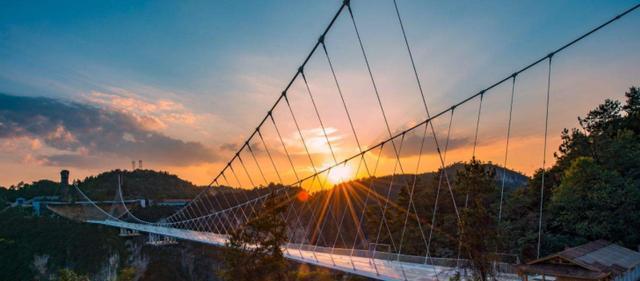 世界上最高的一条玻璃栈道, 海拔1430米, 不少游人都慕名而来!