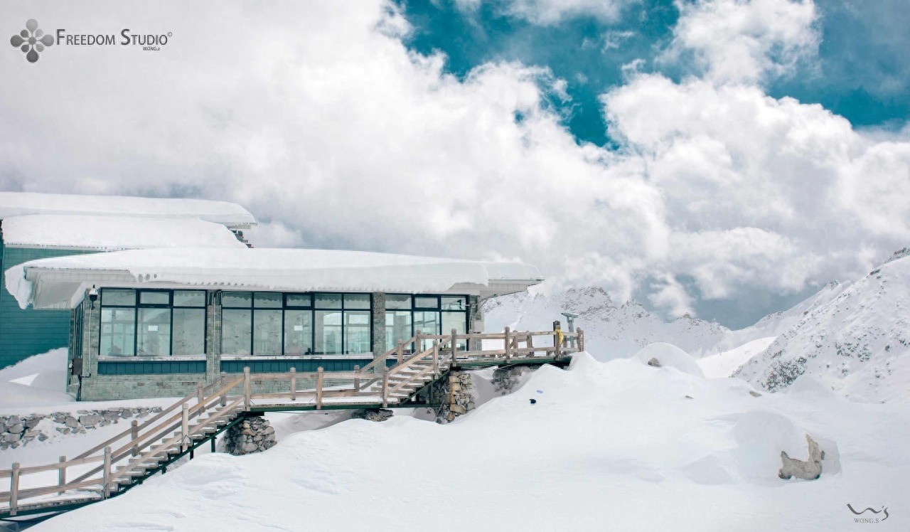 达古冰川位于阿坝州黑水县境内，最高海拔5000米以上