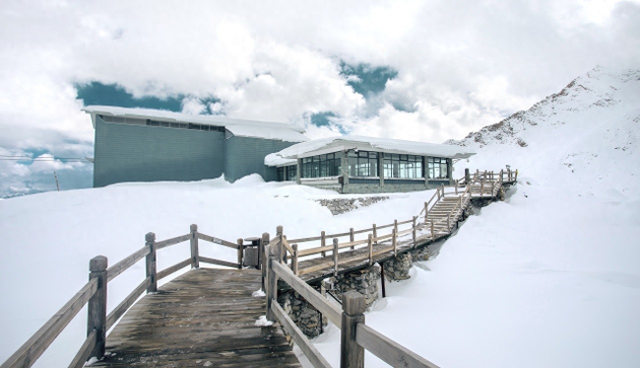 达古冰川位于阿坝州黑水县境内，最高海拔5000米以上