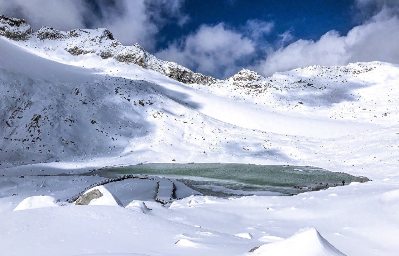 达古冰川位于阿坝州黑水县境内，最高海拔5000米以上