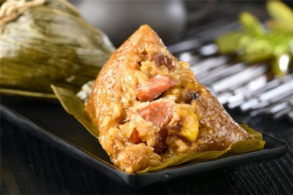 微波炉热粽子要剥皮吗 怎么用微波炉热粽子