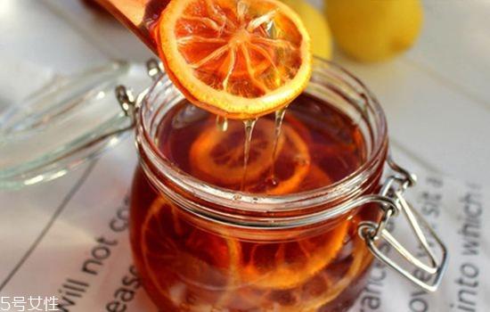 冰糖炖柠檬什么时候喝好 早上空腹喝最好