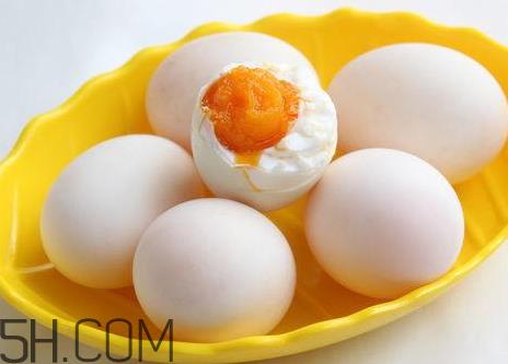 腌50个鸡蛋放多少盐 腌100个鸡蛋用多少盐