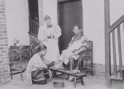 ​百年前的缠足老照片，为何脚越小越美丽，最后一张让人触目惊心