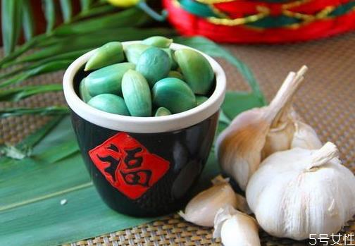 腊八蒜泡一个月也没绿 腊八蒜不绿还能补救吗