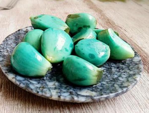 腊八蒜泡一个月也没绿 腊八蒜不绿还能补救吗