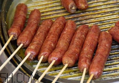 一根烤肠的热量是多少 一根烤肠多少卡路里