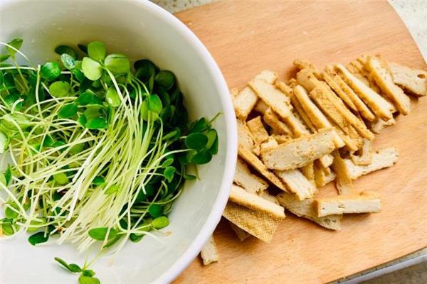 香椿苗的做法 香椿苗适合哪些人吃