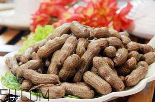 水煮花生为什么会发黑 水煮花生变黑还能吃吗 水煮花生为什么会发黑 水煮花生变黑还能吃吗