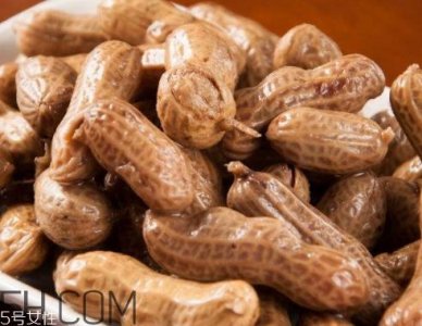 ​水煮花生为什么会发黑 水煮花生变黑还能吃吗