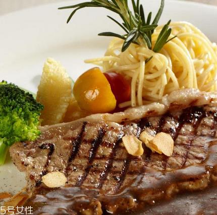 西冷牛排配什么酒？吃西冷牛排喝什么酒？