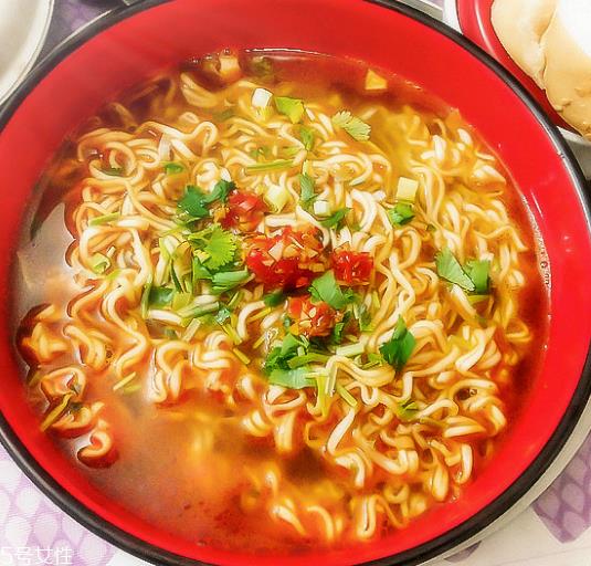 方便面和米饭哪个热量高？方便面和米饭哪个更容易长胖？