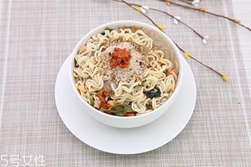 方便面和米饭哪个热量高？方便面和米饭哪个更容易长胖？