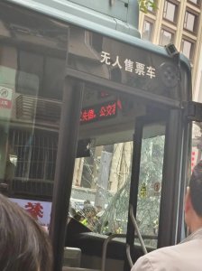 ​重庆一公交车撞上信号灯杆致多人受伤？公交公司：具体情况调查中