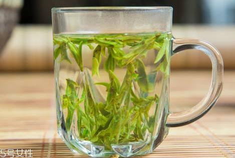 龙井泡出来是什么颜色 上等龙井茶的色泽