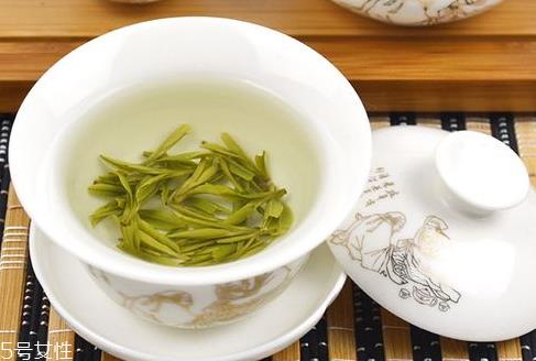 龙井泡出来是什么颜色 上等龙井茶的色泽