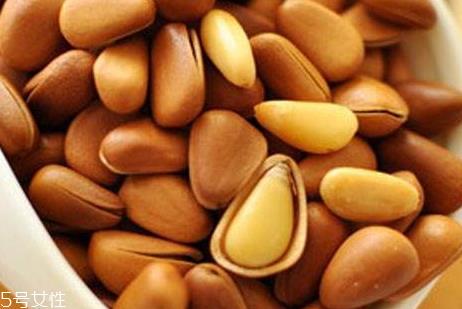 微波炉烤松子如何裂口 微波炉烤松子的技巧