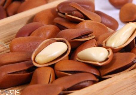 微波炉烤松子如何裂口 微波炉烤松子的技巧