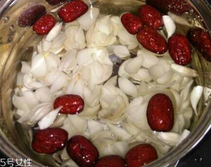 新鲜百合能泡水喝吗？新鲜百合泡水好吗？