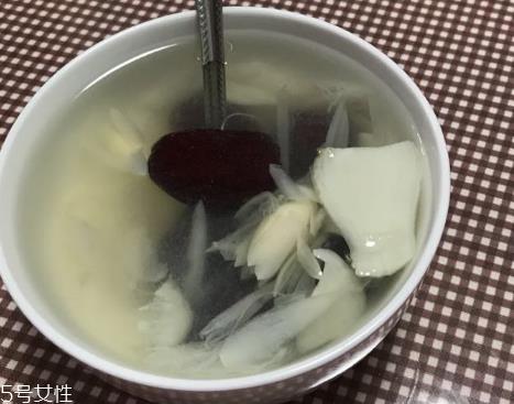 新鲜百合能泡水喝吗？新鲜百合泡水好吗？