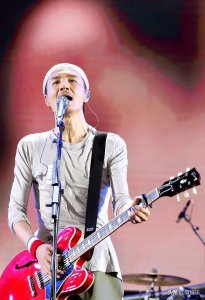 ​朴树压轴音乐节倾情献唱，一曲《平凡之路》引万人感动和声