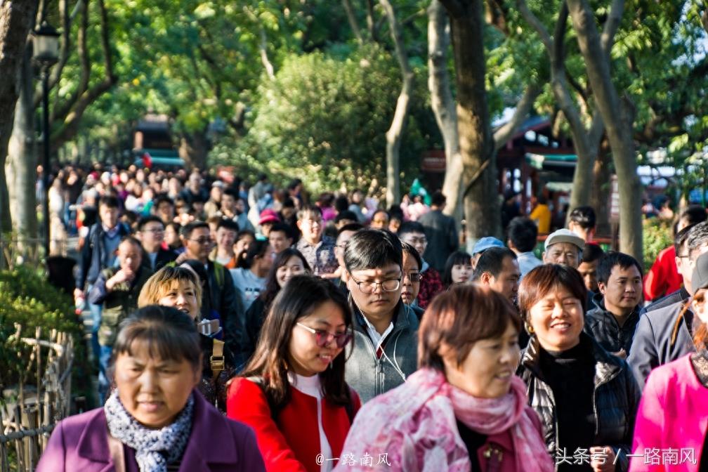11月首个周末，杭州西湖人山人海，场景震撼，堪比春运！