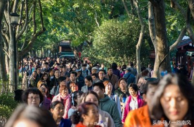 11月首个周末，杭州西湖人山人海，场景震撼，堪比春运！