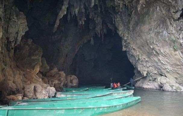 西南一个村的,被称为“最后世外桃源”,进出靠两个溶洞!