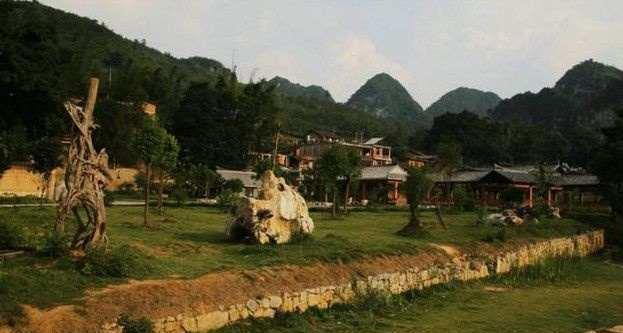 西南一个村的,被称为“最后世外桃源”,进出靠两个溶洞!