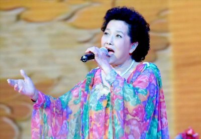 ​唱《我爱你，中国》的叶佩英摔倒在厕所后去世，与丈夫恩爱61年