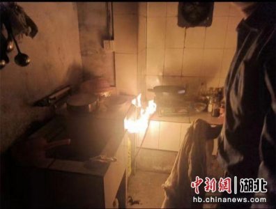 液化气罐漏气起火 钟祥民警冒险成功处置