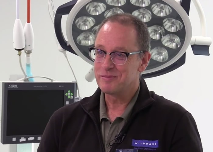 加特尔(图)领导进行该项破天荒的手术。