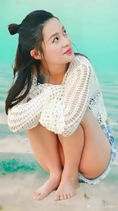 ​绝美出圈！李沁泳装写真大秀“纯欲天花板”，水中精灵身材引热议