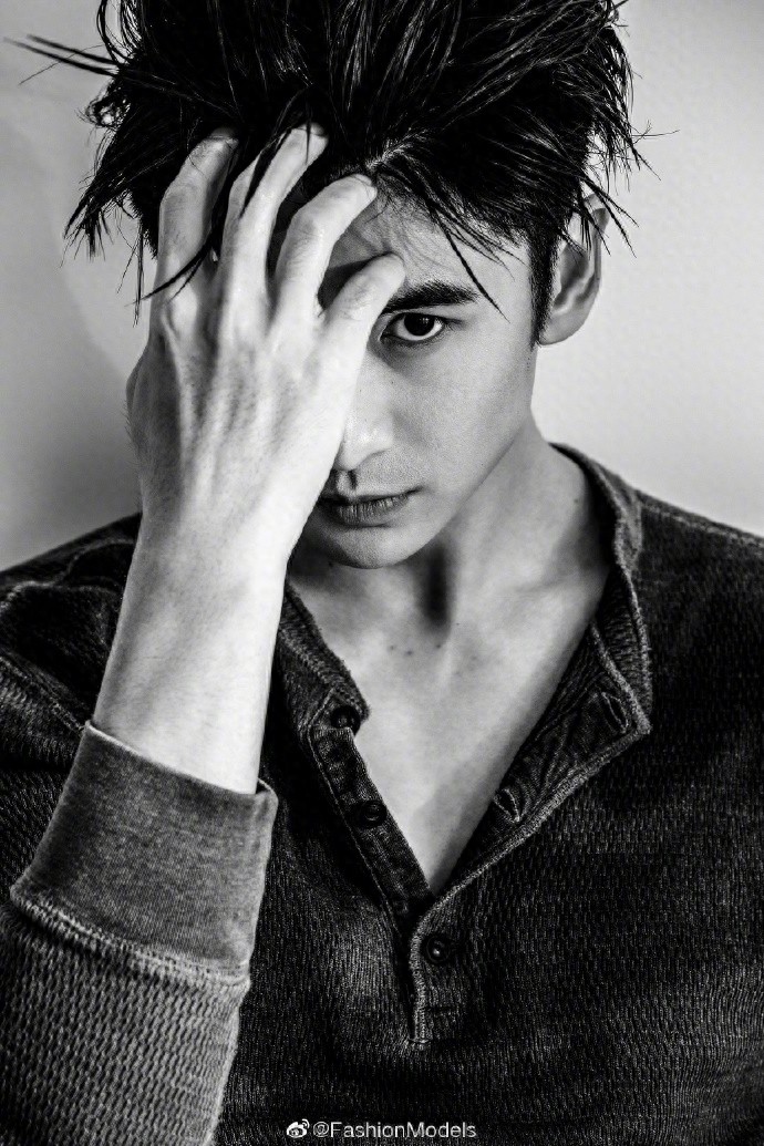 张云龙春日写真来咯,隐约的肌肉线条诱惑,看的人春心萌动