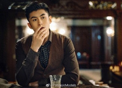 ​张云龙春日写真来咯，隐约的肌肉线条诱惑，看的人春心萌动