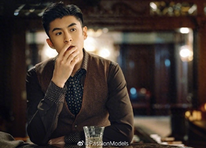 张云龙春日写真来咯,隐约的肌肉线条诱惑,看的人春心萌动